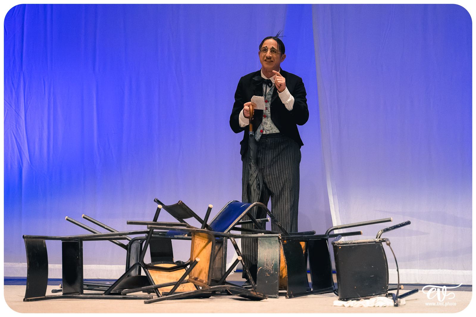 UN FIL A LA PATTE (CIE VIVA)